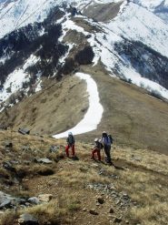 ciò che rimane di una cornice consente di rinfrescare gli scarponi ed attaccare fiduciosi la china terminale