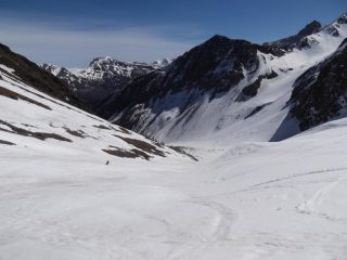 ormai nell'ampio vallone con neve sempre spettacolare