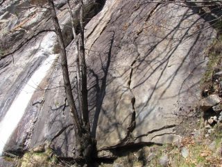 partenze delle vie a dx della cascata (recentemente richiodate)