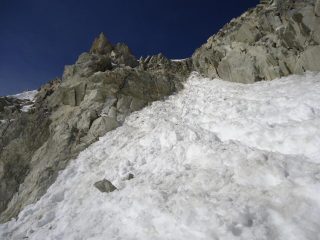 il tratto roccioso con la corda fissa