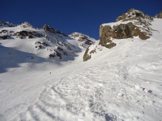 si prosegue sempre su pendii ripidi