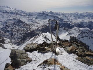 la campana in cima
