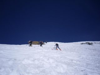 quasi in vetta  con un gruppetto di skialp davanti....