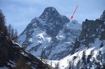 la parte alta del canale N del Piz vista dai prati del vallone