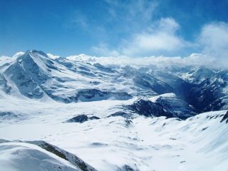 Dalla cima il vallone di Valrossa, i laghi e il Basodino