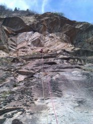 Diego scende sulle placche sotto l'imponente tetto