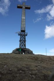 Come siamo piccoli sotto la grande croce.