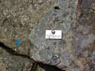 LA TARGHETTA ALLA BASE E L'IMMANCABILE FRECCINA BLU
