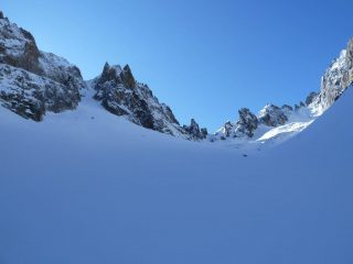 A sx il canale del Tablasses e al centro il passo Prefouns