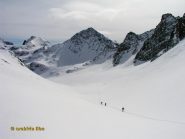 Il Piz Surgonda al centro durante la risalita alla Fuorcla da Flix.