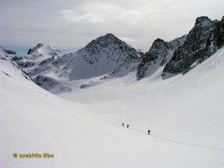 Il Piz Surgonda al centro durante la risalita alla Fuorcla da Flix.