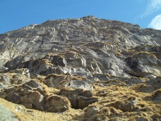 sotto la bastionata del castello