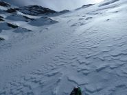 da qui si prosegue a piedi, passando sulla neve fra le rocce a sx