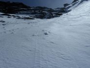 nel canalino di sx, ancora poche inversioni sci ai piedi