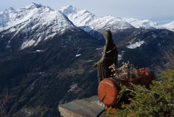 La Madonnina che guarda la valle