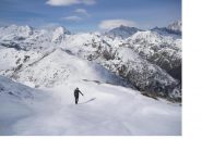 Puntando alla vetta, con dietro il Pizzo Montalto e L'Andolla in ombra