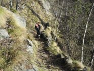 bel sentiero ricavato dal ripido versante