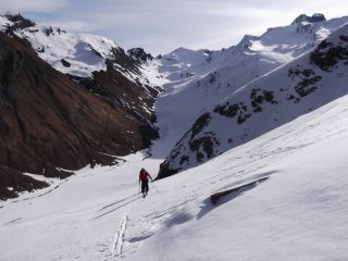 gli sci vanno nella direzione opposta alla Losetta...