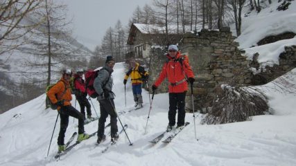 in discesa, pausa alle baite