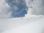 Per un attimo la nebbia si è dissolta ed è comparso il rifugio.