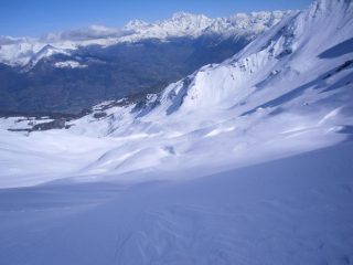 inizia la discesa in neve intonsa....si vede solo la nostra traccia...