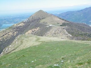 Il Cornizzolo dalla vetta del Monte Rai