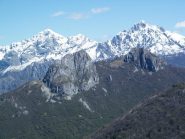 Le Grigne dal Cornizzolo. In primo piano i Corni di Canzo