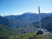 La croce del Corno Birone. Sullo sfondo il Resegone