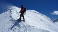 salendo lungo la bella cresta che porta alla cima principale (21-4-2012)