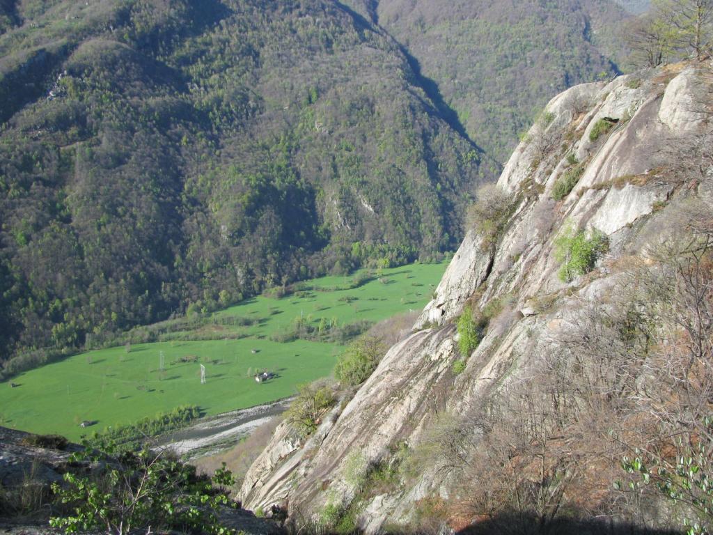 Tratto di sentiero panoramico sulla valle