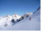 Paolo affronta gli ultimi ripidi pendii del Bec du Lievre sullo sfondo della Sommet de la Meyna