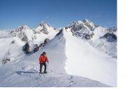 Ormai alti..nella cornice delle Rocher de St.Ours della Meyna e del Sautron co in primo piano l'elegante cresta dell'Les Aiguillets