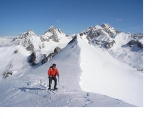 Ormai alti..nella cornice delle Rocher de St.Ours della Meyna e del Sautron co in primo piano l'elegante cresta dell'Les Aiguillets