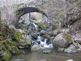 Il bel ponticello in pietra alla borgata Foggi