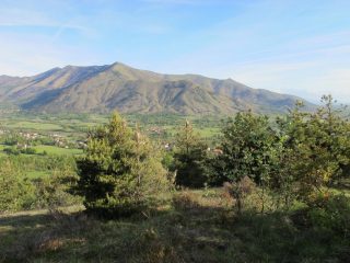 Sullo sfondo Monte Rosselli e Monte Baron