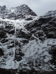 sentiero estivo e sulla destra la gorgia-canale di discesa