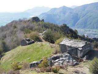 Ultime baite prima della vetta; sullo sfondo i Laghi di Avigliana