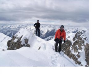 L'arrivo in vetta al Becco Grande quota 2779 da parte dei soci Ale e Carlo...
