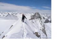 Carlo avanza sulla cresta al Becco Grande...alla sua dx e' la Rocca la Meja da est