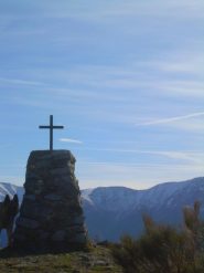 Croce sul Monsepà, sullo sfondo il Redentore.