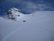Prime curve in discesa, sullo sfondo la Rocca del Nigro