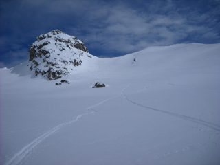 Prime curve in discesa, sullo sfondo la Rocca del Nigro