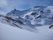 In salita nel vallone verso il Biancetta, sullo sfondo la Tour Real, la Pienasea e il lago Bleu