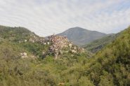 si torna a Isolabona ... sullo sfondo apricale abbarbicata