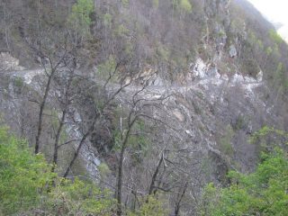 Sventramento in atto della montagna, per costruzione nuova strada di Mombianco