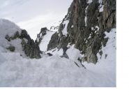 La rampa-canale d'accesso alla vetta e' piena zeppa di neve...