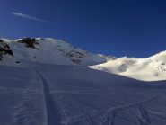 Nord Ovest della Cadini, colle degli Orsi e Bivacco Meneghello sulle roccette sulla cresta all'estrema destra