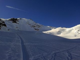 Nord Ovest della Cadini, colle degli Orsi e Bivacco Meneghello sulle roccette sulla cresta all'estrema destra