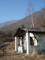 cappellina con croce di vetta sullo sfondo
