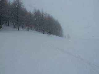 Bella neve sia sopra che sotto gli sci